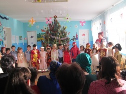 28 декабря в нашем детском саду прошли Новогодние ёлки. К детям приходили Дед Мороз и Снегурочка, Баба Яга и Кот Баюн. Дети от души повеселились и получили подарки.