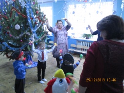 26 декабря в нашем ДОУ прошли новогодние ёлки. Все дети получили подарки от Деда Мороза и Снегурочки, играли, водили хоровод. Всем было очень весело.